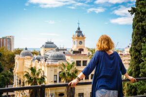Lee más sobre el artículo Me mudo a Málaga, ¿cómo me doy de alta a la luz?